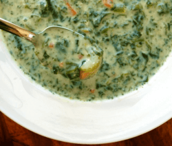 крем супа от спанак с лук и моркови и лъжица