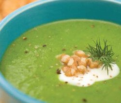 Крем супа от грах и броколи в синя купа