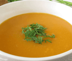 крем супа от картофи и моркови със сметана и прясно мляко в бяла купа