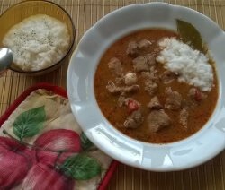 Винен кебап в бяла чиния с ориз