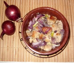 Свинско месо с лук в гювече