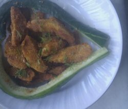 Картофи по селски с копър и краставичка за декорация