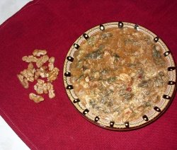 Яхния от коприва и орехи в чиния