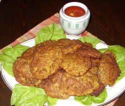 шницели в чиния със зелена салата