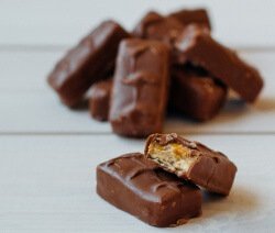 шоколадови бонбони с карамел върху плот