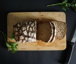 нарязан хляб върху дъска