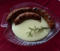 Картофено пюре с наденици в прозрачна чиния