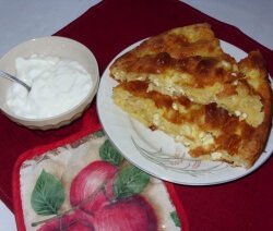 Баница в чиния и кисело мляко в купичка