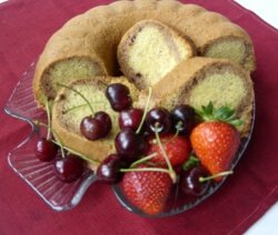 Кекс декориран с череши и ягоди