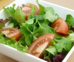 Зелена салата с домати в купа