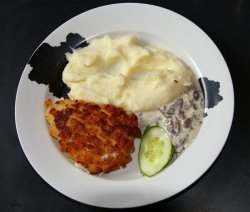 пълнени котлети с гъби, пюре и краставици