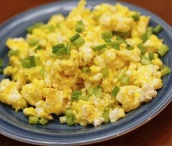 Бъркани яйца със зелен лук