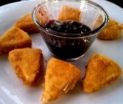 панирани сиренца с боровинки